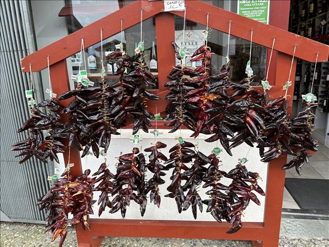 Khám phá vẻ đẹp ngôi làng ớt đỏ ở miền Nam nước Pháp