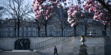 Paris ‘mê hoặc’ mùa hoa khoe sắc