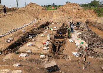 Cận cảnh khai quật hai thuyền cổ độc đáo gần thành cổ Luy Lâu