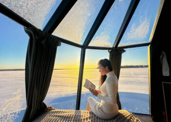 Nữ du khách Việt bay hơn 8.000km, ngủ lều kính đắt đỏ, tắm hồ băng lạnh tê tái