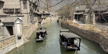 Khám phá vẻ đẹp cổ kính của Cổ Bắc Thủy Trấn nằm dưới chân Vạn Lý Trường Thành