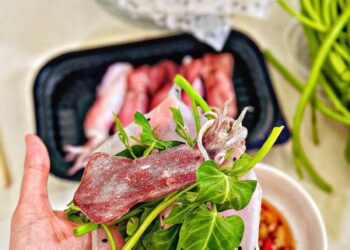 Bánh tráng cuốn mực hấp rau muống là gì?