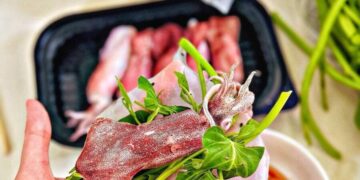 Bánh tráng cuốn mực hấp rau muống là gì?