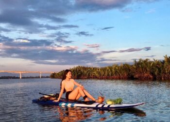 Hai mẹ con vi vu khám phá phố cổ Hội An