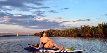 Hai mẹ con vi vu khám phá phố cổ Hội An