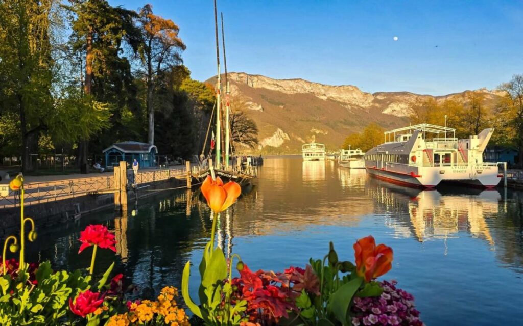 Ngắm chiều buông ở thị trấn Annecy, miền Đông nước Pháp