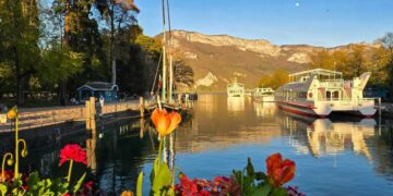 Ngắm chiều buông ở thị trấn Annecy, miền Đông nước Pháp