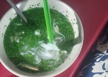 Tô bánh canh xanh hẹ trong quán mấy chục năm ở Tuy Hòa