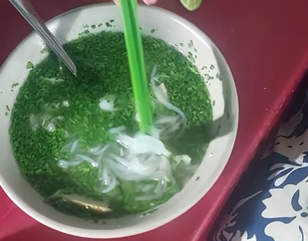 Tô bánh canh xanh hẹ trong quán mấy chục năm ở Tuy Hòa