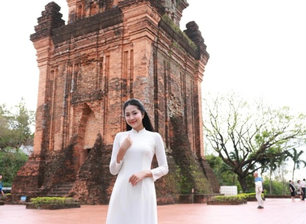 Tân Hoa hậu Việt Nam trong loạt ảnh ‘lăng xê’ du lịch Phú Yên