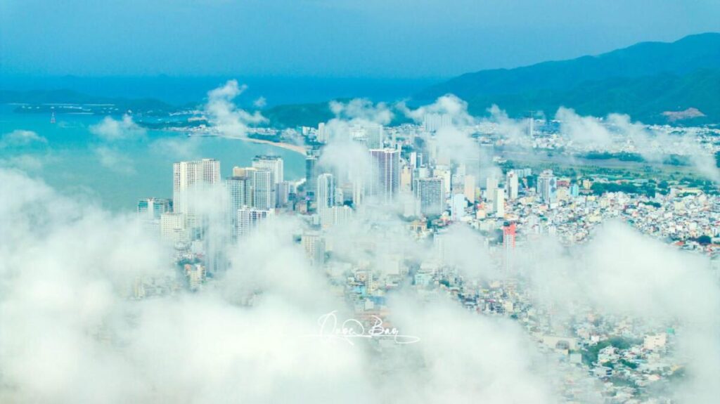 Ngắm Nha Trang trong màn mây
