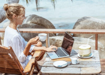 Dân văn phòng đổ xô đi workation, làm việc và nghỉ dưỡng