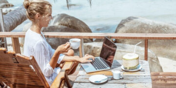 Dân văn phòng đổ xô đi workation, làm việc và nghỉ dưỡng