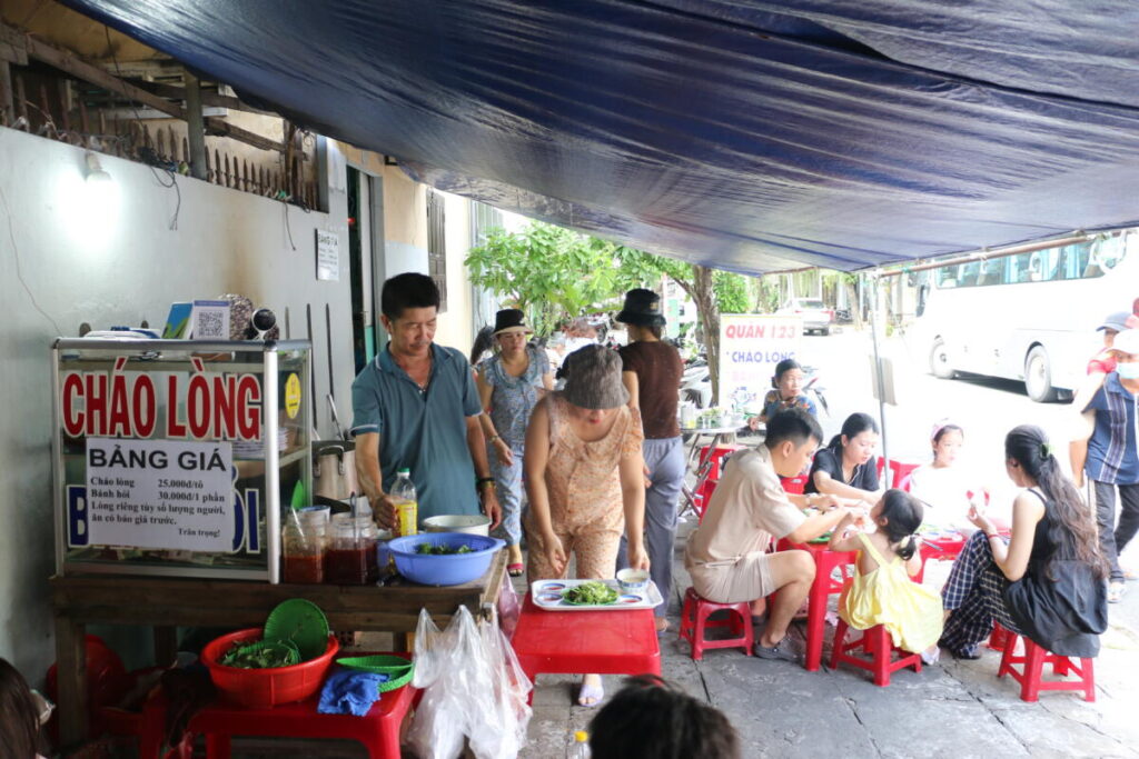 Đến Tuy Hòa, phát hiện quán bánh hỏi, cháo lòng người dân hay ăn