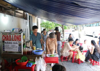 Đến Tuy Hòa, phát hiện quán bánh hỏi, cháo lòng người dân hay ăn