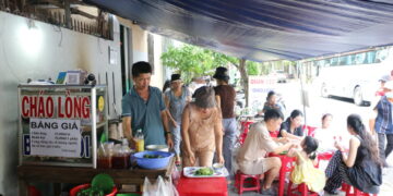 Đến Tuy Hòa, phát hiện quán bánh hỏi, cháo lòng người dân hay ăn