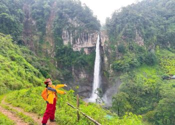 Cô gái một mình phượt xe máy đến thác Háng Tề Chơ giữa núi rừng Lào Cai