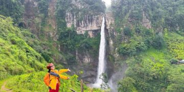 Cô gái một mình phượt xe máy đến thác Háng Tề Chơ giữa núi rừng Lào Cai