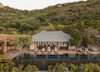 Du lịch có gì: Ngủ 1 đêm trả 390 triệu đồng, trèo cổng đá triệu năm để check-in…