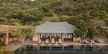 Du lịch có gì: Ngủ 1 đêm trả 390 triệu đồng, trèo cổng đá triệu năm để check-in…