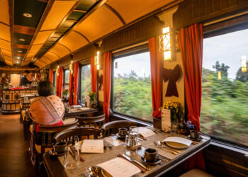 Chuyến tàu hơn 200 triệu đồng/người ở Việt Nam có gì khiến du khách mê mẩn?