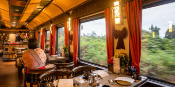 Chuyến tàu hơn 200 triệu đồng/người ở Việt Nam có gì khiến du khách mê mẩn?