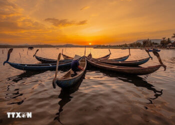 Chiêm ngưỡng cảnh hoàng hôn đẹp thơ mộng trên đầm Ô Loan