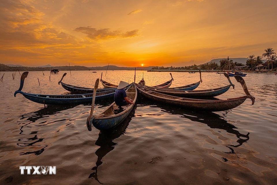 Chiêm ngưỡng cảnh hoàng hôn đẹp thơ mộng trên đầm Ô Loan