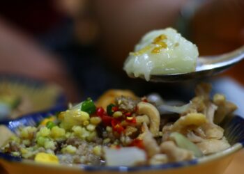 Miếng bánh đúc tơi mịn đầu lưỡi chiều mưa Sài Gòn