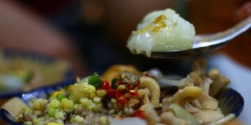 Miếng bánh đúc tơi mịn đầu lưỡi chiều mưa Sài Gòn