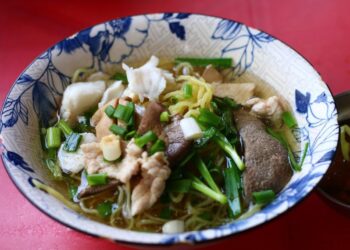 Hủ tíu mì cá cật thấm đẫm như tuổi quán hơn bảy chục năm