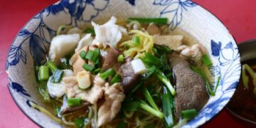 Hủ tíu mì cá cật thấm đẫm như tuổi quán hơn bảy chục năm