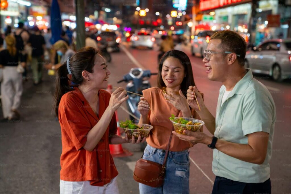 Đi du lịch, tìm quán đông khách địa phương mà ăn