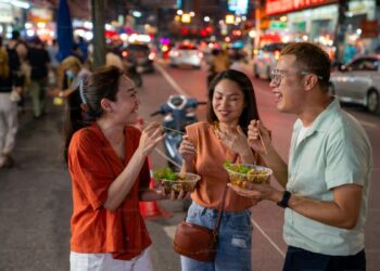 Đi du lịch, tìm quán đông khách địa phương mà ăn