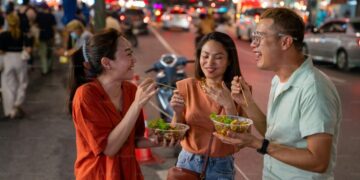 Đi du lịch, tìm quán đông khách địa phương mà ăn