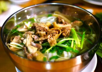 Quán phở ngon bình thản giữa Sài Gòn, chưa từng bị review