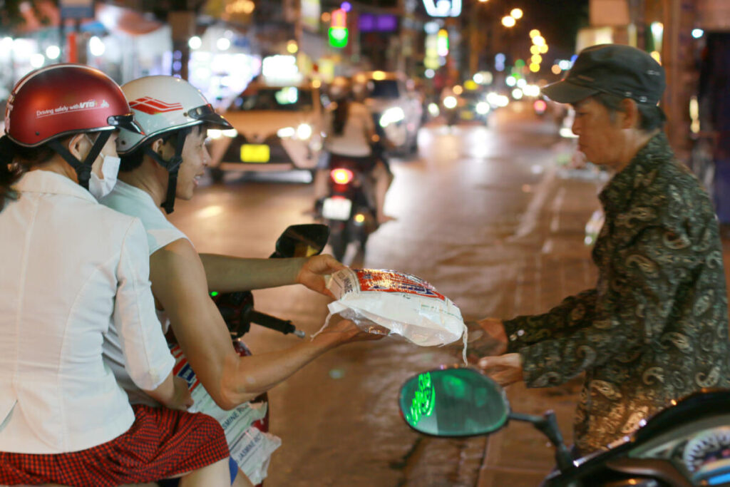 Hai vợ chồng lặng thầm chở gạo tặng người nghèo bên đường đêm Sài Gòn