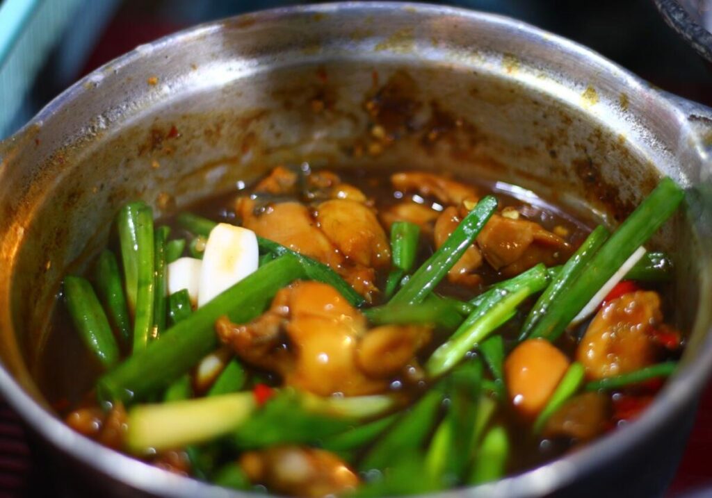 Cận cảnh tô cháo ếch trứ danh ở trung tâm Sài Gòn
