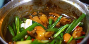 Cận cảnh tô cháo ếch trứ danh ở trung tâm Sài Gòn