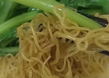 Quán người Hoa tự chế sợi mì ăn lạ miệng ở Đông Sài Gòn