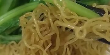 Quán người Hoa tự chế sợi mì ăn lạ miệng ở Đông Sài Gòn