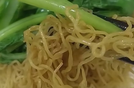 Quán người Hoa tự chế sợi mì ăn lạ miệng ở Đông Sài Gòn