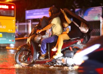 Mưa Sài Gòn, ký ức đô thị từ nhắc nhớ thủ áo mưa trong cốp xe