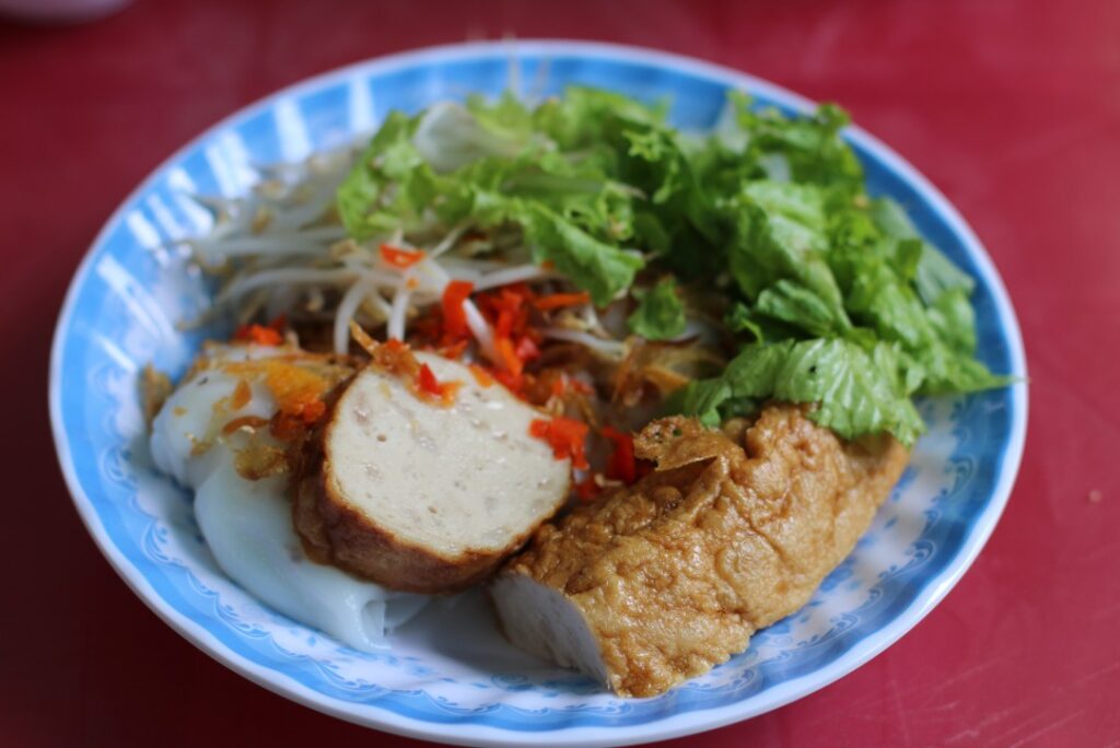 Bánh cuốn hơn 70 năm hẻm Sài Gòn với khúc chả khổng lồ