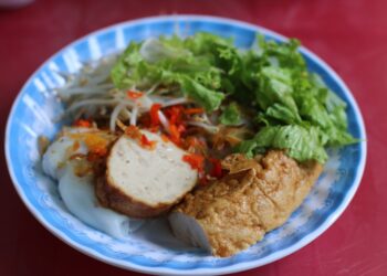 Bánh cuốn hơn 70 năm hẻm Sài Gòn với khúc chả khổng lồ