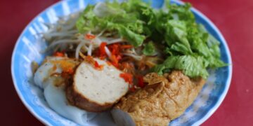 Bánh cuốn hơn 70 năm hẻm Sài Gòn với khúc chả khổng lồ