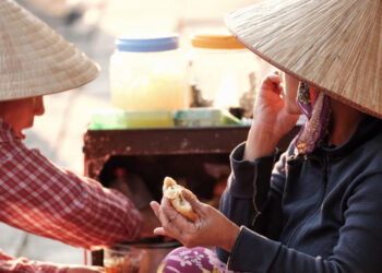 Chẳng lẽ ăn bánh mì là chấp nhận nguy cơ ngộ độc