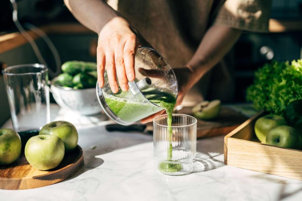 Nước ép rau củ quả, không phải cứ xay ra uống thoải mái