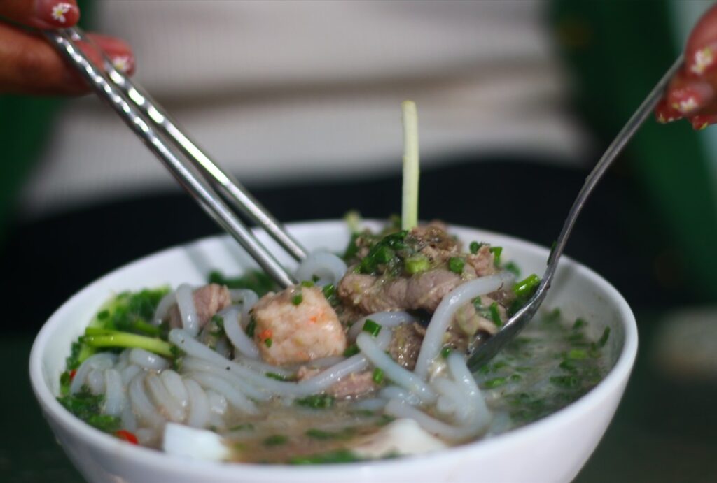 Có cần phải tới quán bún nước ở Sài Gòn có bà chủ hay quạu?