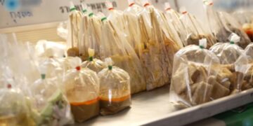 Đựng thức ăn nóng bằng túi ni lông: sự tiện lợi trả giá bằng sức khỏe